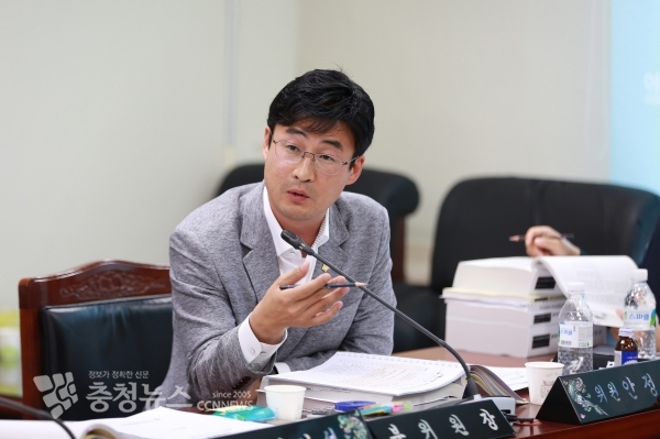 기획행정위원회 안정근의원이 적극적인 인사운영에 대하여 집중질의 하고 있다. / 충청뉴스 최형순 기자