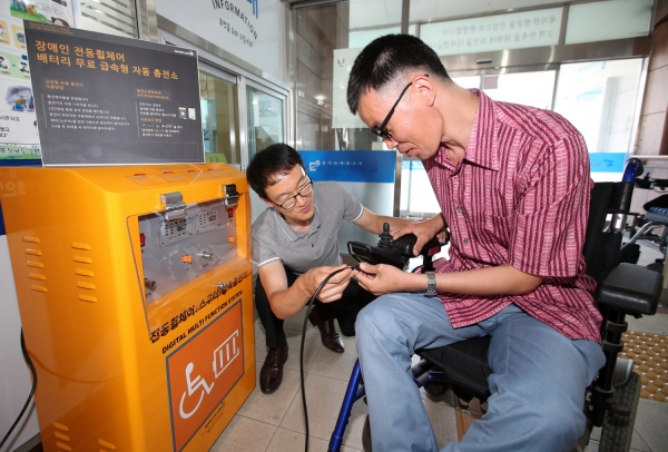 태안장애인복지관에 설치된 전동보장구 급속 충전기로 충전하고 있는 장애인 모습.
