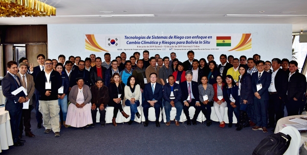 한국농어촌공사와 한국국제협력단이 볼리비아에서 볼리비아 공무원을 대상으로 교육을 진행하고 사파하끼 지방 아이나지역 관개시스템 현장을 견학했다