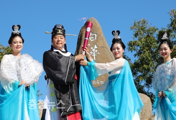 백화산에서 가세로 군수를 비롯한 군 관계자, 각급 기관·단체장 등 70여 명이 참석한 가운데 성화 채화식이 열렸다.