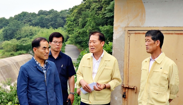 김인식사장은 17일 충남홍성 장곡저수지에 방문해 가뭄현장 대처상황을 점검하고 가뭄해소에 최선을 다하겠다고 말했다