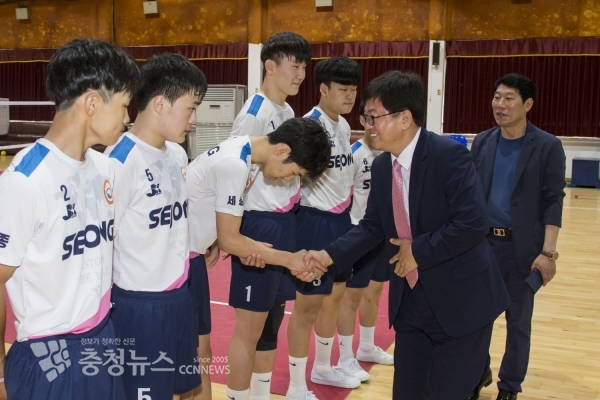 최교진 교육감이 세종하이텍고 세팍타크로 선수들과 인사하고 있다.