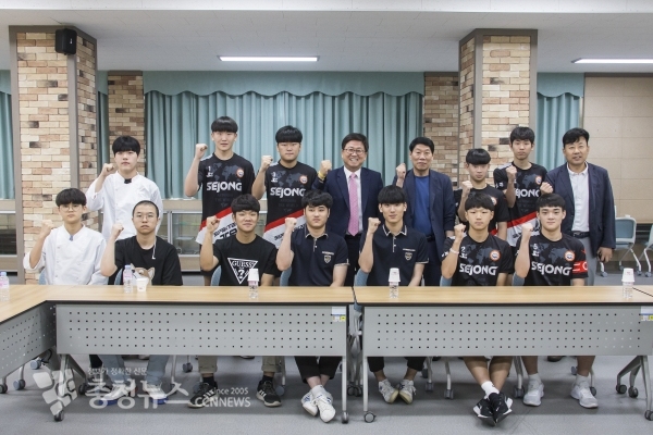 최교진 교육감과 세종하이텍고 학생들이 기념촬영을 하고 있다.