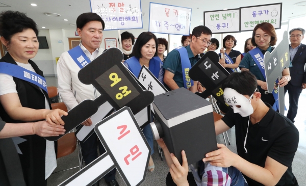 행사 참석자들이 몰래카메라 탐지장비를 시연하고 있다