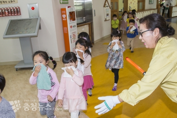 세종시 연세유치원 교직원과 원아들이 재난발생 대피 훈련을 실시하고 있는 장면