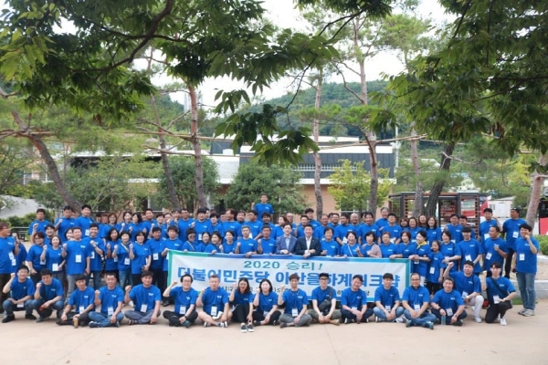 강훈식 국회의원과 민주당 아산을 100여명 당원들은 봉하, 광주에서 1박 2일간의 소통 시간을 가졌다.