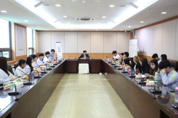 학생들의 의견에 답변하고 있는 건양대 이원묵 총장