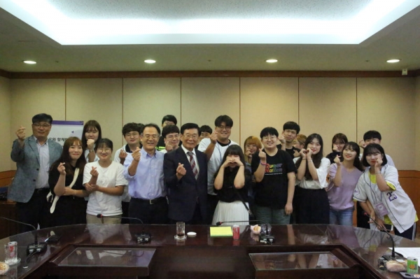 총장과의 간담회를 마친 후 참석자들의 단체사진 촬영