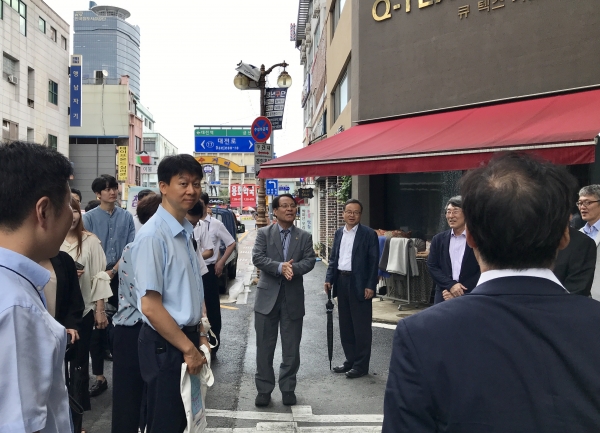한남대 이덕훈 총장(중앙)이 대전중앙시장에서 추석 장보기 캠페인을 벌인 뒤 주민들과 이야기를 나누고 있다.