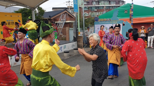 26일 흥타령춤축제2019의 일환으로 외국 무용단이 성환 이화시장을 찾아 주민들에게 공연을 선보이고 함께 어울려 춤을 추고 있다