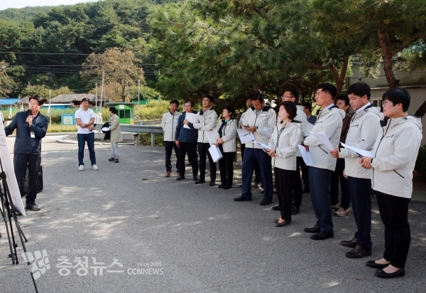 산림과장으로부터 강당골 산림복지지구에 대한 추진과정을 청취하고 있다.