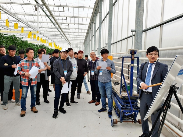 한국농어촌공사에서 개최한 2030청년창업농업역량강화강화에 참석한 청년농업인들이 스마트팜 현장견학 중이다.