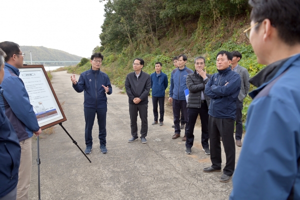김정섭 공주시장, 금강 현장방문 모습