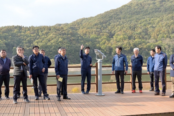 김정섭 공주시장, 금강 현장방문 모습