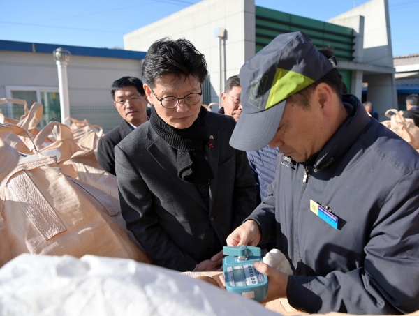 김정섭 시장, 공공비축 미곡 수매 현장 방문 사진