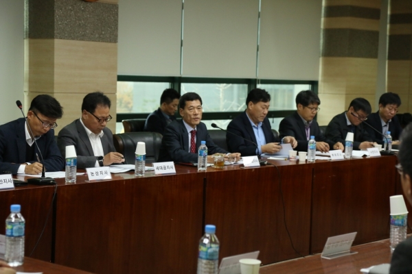 강병문 기반조성이사(왼쪽에서 세번째)가 발언하고 있다