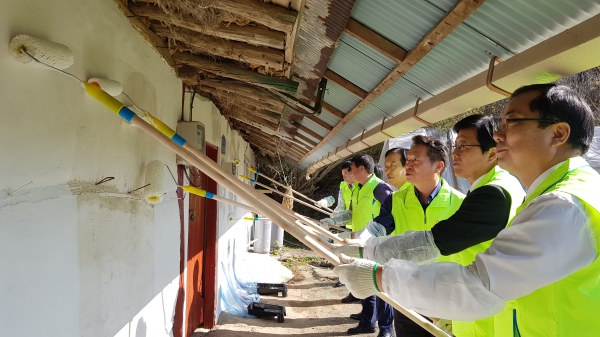 조소행 충남농협본부장은 김현경 서산부시장, 김종길  지곡농협조합장, 농가희망봉사단 등과 집고치기 봉사활동을 펼쳤다.