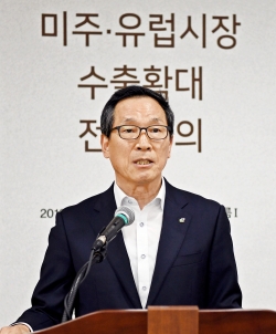 미주․유럽시장 수출확대 전략회의에서 환영사중인                 aT 이병호 사장
