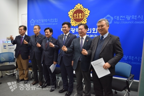 (왼쪽부터) 대전시의회 이광복 산업건설위원장, 이종호 복지환경위원장, 윤용대 제1부의장, 김종천 의장, 남진근 운영위원장, 정기현 교육위원장