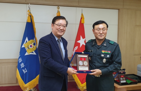 대덕대학교 김태봉총장 육군3사관학교 감새패 수상