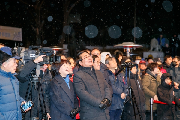 아산시민과 함께 해맞이 행사 공연을 관람하는 오세현 아산시장