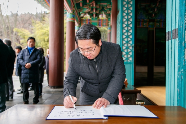 오세현 아산시장 ‘더 큰 아산, 행복한 시민을 위해 더욱 매진하겠습니다’고 현충사 방명록을 작성하고 있다.