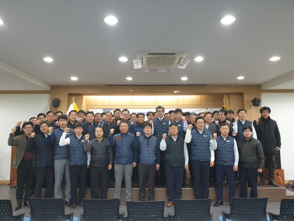 본부 3층 강당(서울 소재)에서 무사고 안전결의대회를 시행하고 기념사진을 촬영하고 있다.