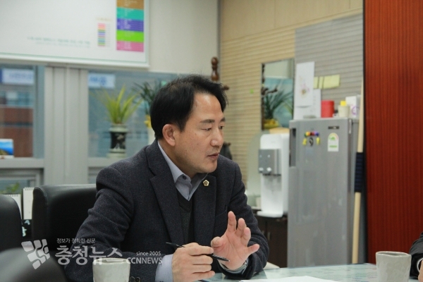 인터뷰하는 상병헌 세종시의회 교육안전위원회 위원장 / 충청뉴스 최형순 기자