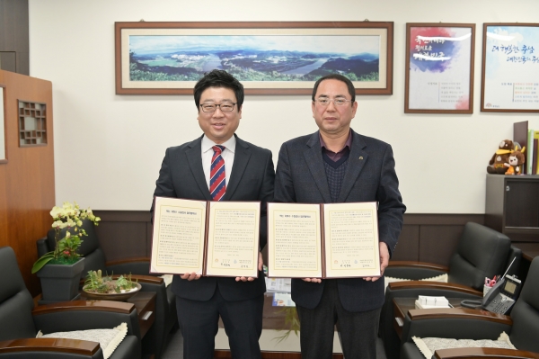 공주시 먹는 지하수 수질검사 업무협약 (왼쪽부터) 김우식 ㈜맑은물 분석연구원 대표, 이존관 부시장