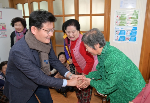 평소리 마을회관을 방문한 김정섭 시장