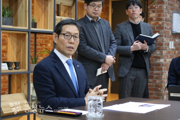 15일 충남도청 기자실에서 간담회하는 김용찬 부지사