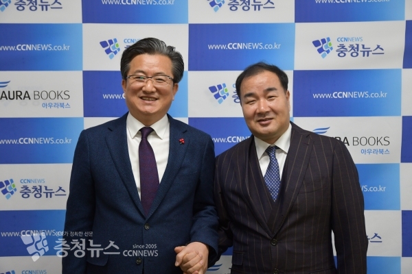 (왼쪽부터) 정용래 유성구청장, 김거수 충청뉴스 대표