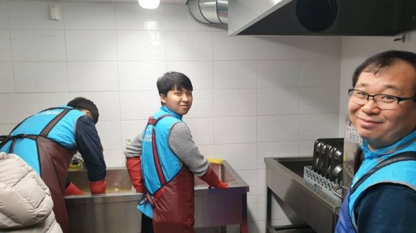 농어촌공사 충남지역본부 직원들이 즐거운 표정으로 무료급식 봉사활동에 임하고 있다