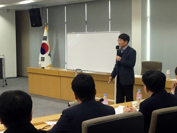 6일 공사본사에서 열린 회의에서 농식품부 김춘기 간척지농업과장이 배수개선사업개선 방안 내용을 교육했다.