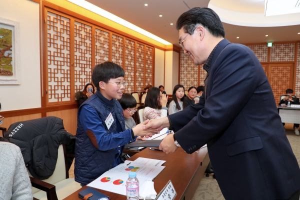 유니세프 아동친화도시 당진시는 제2대 아동참여위원회의 활동을 17일 당진시청 해나루홀에서 열린 본회의를 마지막으로 마무리