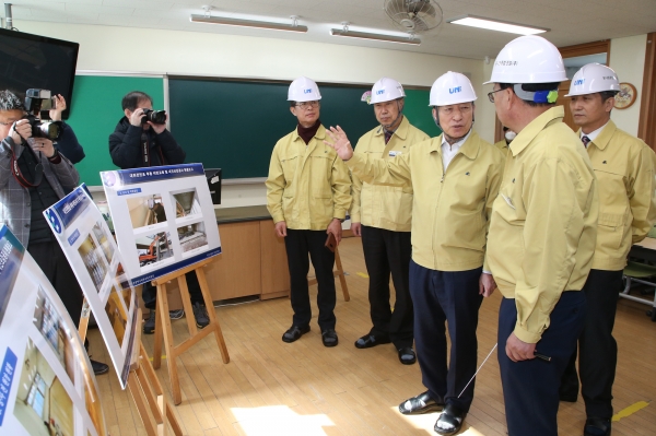 설동호교육감, 신학기 대비 학교공사 현장점검(대전전민초)