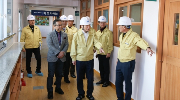 설동호교육감, 신학기 대비 학교공사 현장점검(대전전민초)