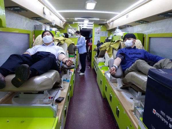 철도시설공단 강원본부 임직원들이 11일(수) 공단 강원본부에서 사랑의 헌혈을 시행하였다.