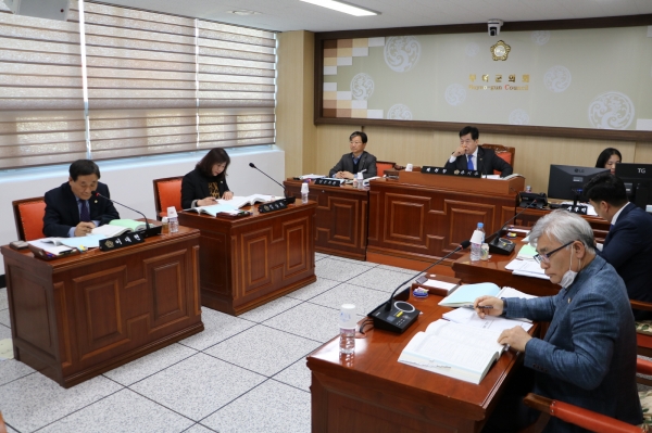 부여군 의회 상임위 예산심의 장면(산업건설위원회)