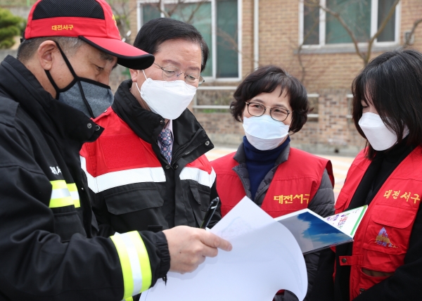 장종태 대전 서구청장이 지난 28일 산불취약지에 근무 중인 공무원 및 산불진화대원 격려에 나서 현장점검 등을 했다.