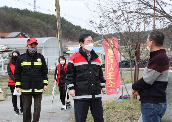 장종태 대전 서구청장이 지난 28일 산불취약지에 근무 중인 공무원 및 산불진화대원 격려에 나서 현장점검 등을 했다.