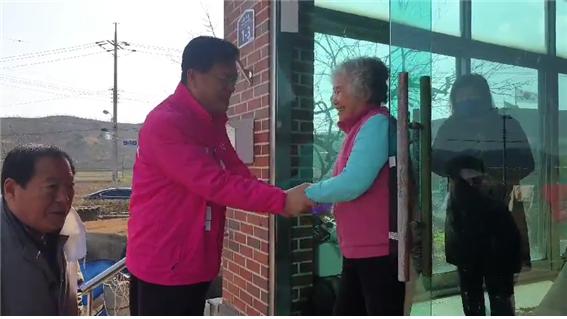 정진석 후보 천안함 용사 고(故) 민평기 상사 어머니 위로방문