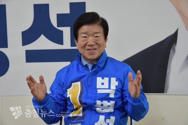 더불어민주당 박병석 대전 서구갑 국회의원 후보가 충청뉴스와 인터뷰에서 답변하고 있다.