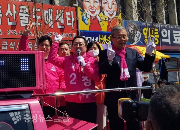 미래통합당 이장우(가운데) 동구 후보 지원 유세하는 김종인(오른쪽) 총괄선대위원장