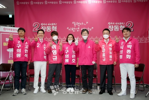 7일 대전을 찾은 미래통합당 유승민 의원이 유성갑 선거구 장동혁 후보 선거사무실을 방문했다.