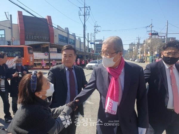 미래통합당 정진석 공주부여청양 후보 지원유세를 위해 8일 공주시외버스터미널을 찾은 김종인 총괄선대위원장이 한 시민으로부터 '경제를 살려달라'는 부탁의 목소리를 듣고 있다.