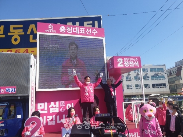 미래통합당 김종인 총괄 선대위원장이 8일 공주시외버스터미널 앞에 설치된 유세창에 올라 정진석 후보와 공주시민에게 인사를 하고 있다.