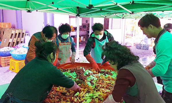 사랑의 밥차ㆍ행복나눔김치봉사단 ‘사랑의 총각무 담기’ 행사 모습