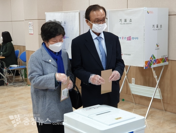 더불어민주당 이해찬(오른쪽) 대표와 김정옥 여사