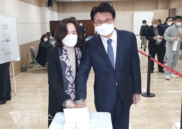 더불어민주당 황운하(오른쪽) 후보와 부인 김미경씨